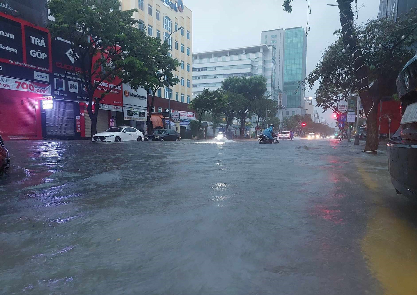 Đường Quang Trung mênh mông nước. Chị Thuỳ Dung (đường Trưng Nữ Vương, quận Hải Châu) cho hay lúc rạng sáng nghe mưa lớn, dậy mở cửa xem thấy nước đã tràn lên đường rồi dâng to dần, ngập luôn nhà. “Mới mưa mấy tiếng đồng hồ mà ngập thế này, không biết những ngày tới mưa kéo dài thì ra sao nữa”, chị lo lắng. Đường Quang Trung mênh mông nước. Chị Thuỳ Dung (đường Trưng Nữ Vương, quận Hải Châu) cho hay lúc rạng sáng nghe mưa lớn, dậy mở cửa xem thấy nước đã tràn lên đường rồi dâng to dần, ngập luôn nhà. “Mới mưa mấy tiếng đồng hồ mà ngập thế này, không biết những ngày tới mưa kéo dài thì ra sao nữa”, chị lo lắng.