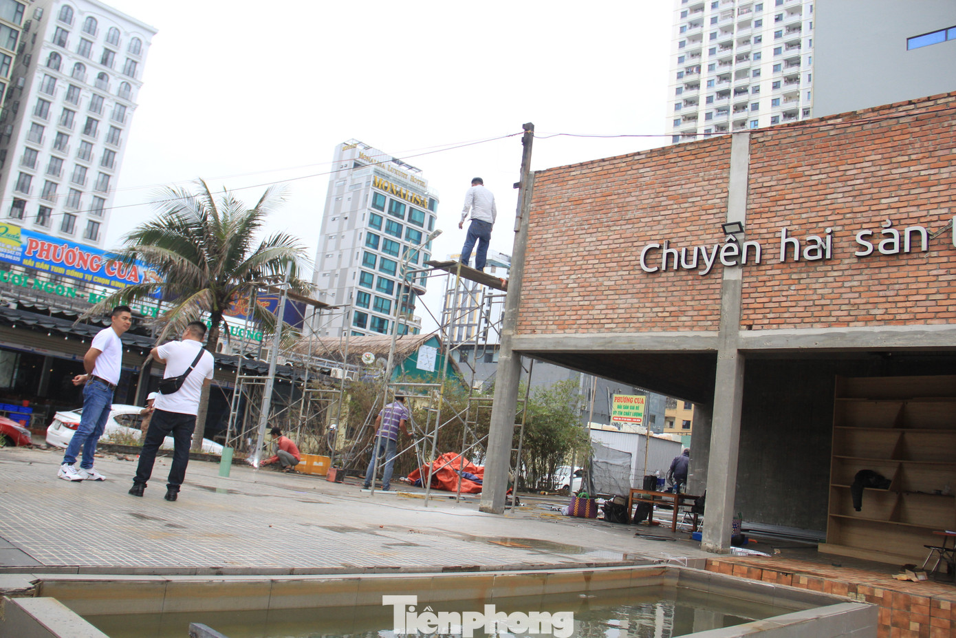 Anh Hoàng Hà, chủ một nhà hàng hải sản cho hay anh mở nhà hàng hơn 4 năm, trước dịch đón khách rất đông và chủ yếu là khách Trung Quốc. “Thật sự đó là nguồn khách duy trì và đưa về doanh thu lớn cho nhà hàng, bởi họ chi tiền rất bạo tay. Mấy hôm nay nghe tin sắp có khách đoàn qua Việt Nam, tôi phấn chấn lắm. Lần này tôi rất lạc quan, sắp tới sẽ tuyển thêm nhân viên cho nhà hàng hải sản, đồng thời mở thêm nơi bán trầm hương để phục vụ nguồn khách này ”, anh Hà bày tỏ.