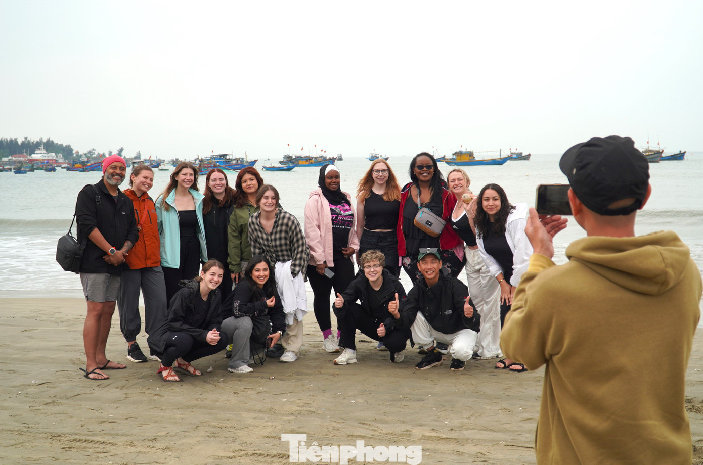 Anh Steven (du khách Đức) chia sẻ rất đam mê khám phá cuộc sống, đặc trưng, văn hóa của từng vùng đất mới, do đó khi đến Đà Nẵng anh Steven chọn tới vùng biển đầu tiên. "Tôi khá bất ngờ vì ngư dân ở đây đánh cá với những chiếc thuyền nhỏ, đơn sơ. Nơi này giúp tôi hình dung được một phần cuộc sống của người dân ven biển", anh nói và chia sẻ thêm, phong cảnh ở đây cũng rất đẹp với biển núi liền kề, những chiếc thuyền xanh nằm im trên mặt nước làm bức tranh miền biển thêm hài hòa, đẹp đẽ.