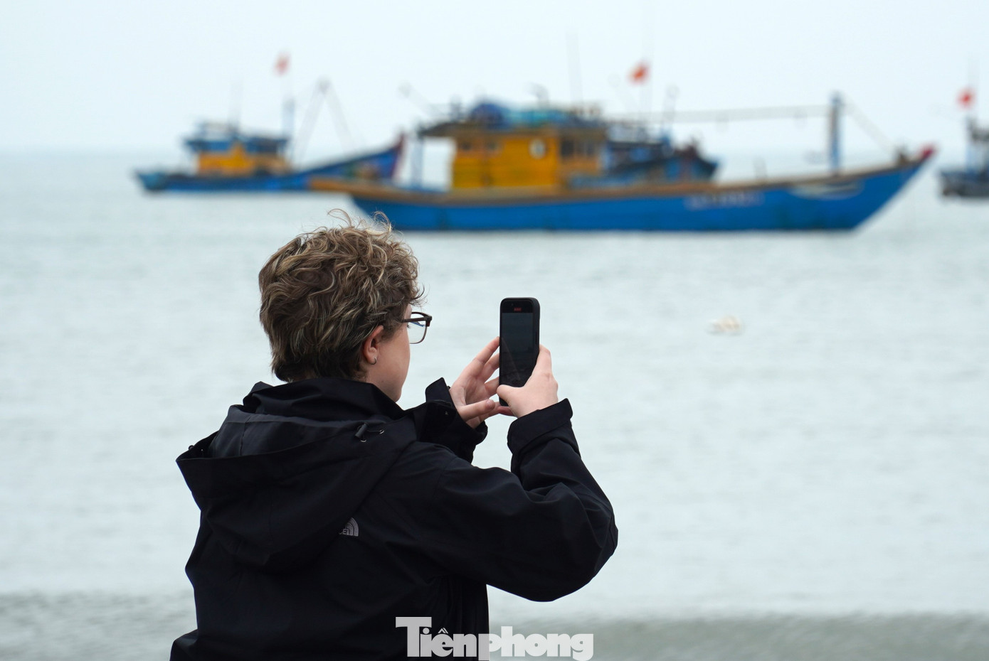 Chị Brenna (du khách Mỹ) cho hay chị là khách đi tàu biển đến Đà Nẵng. Chị hài hước: "Tôi có chút sốc nhẹ khi vừa đi trên du thuyền chở hàng ngàn người và giờ gặp những chiếc thuyền đánh cá nhỏ xíu. Chắc chắn thuyền này chỉ đi gần bờ và ngắn ngày. Tôi đã chụp rất nhiều ảnh và thật sự rất thích khung cảnh ở đây", chị bày tỏ.