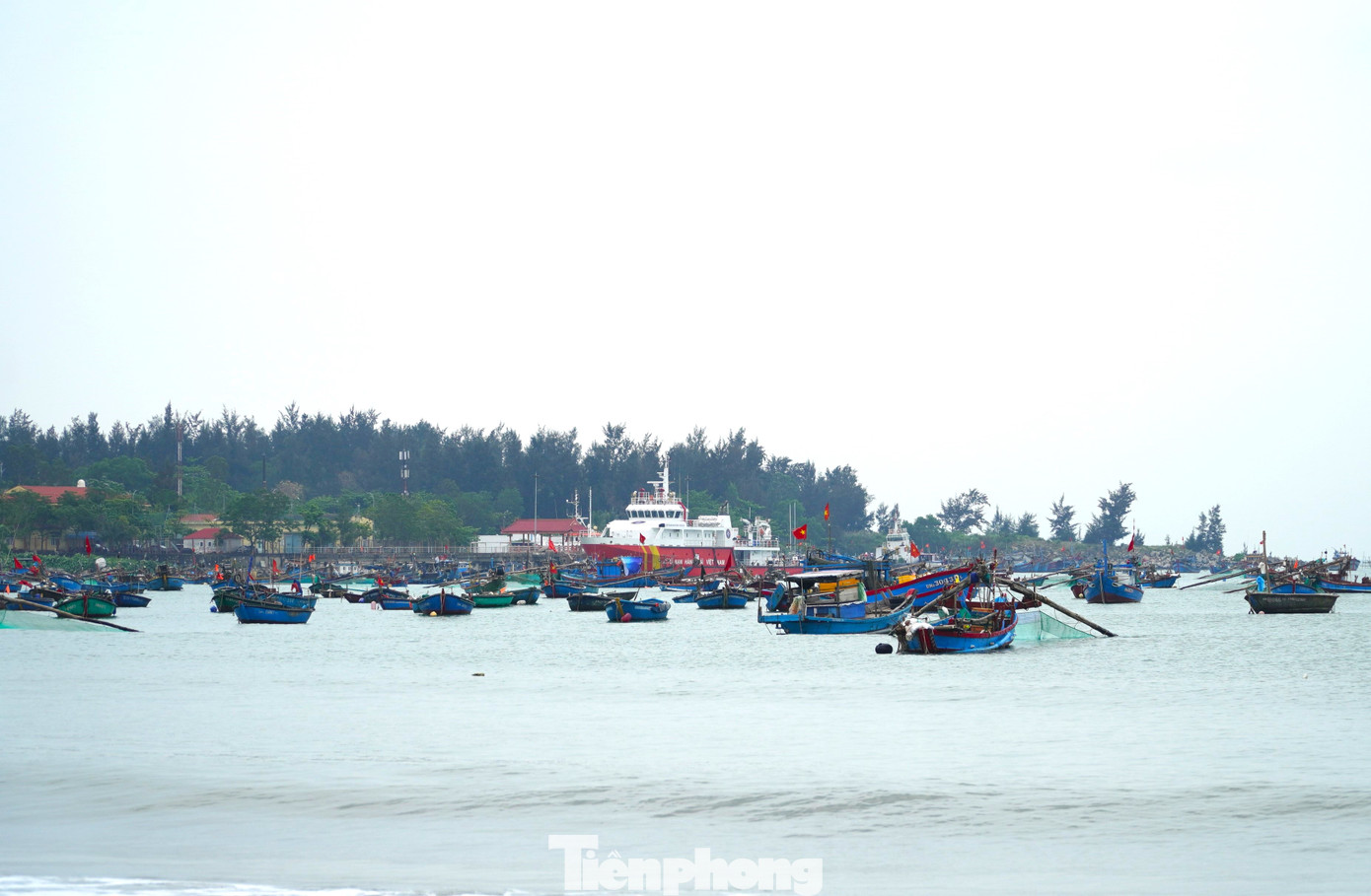 Ngoài ngắm những thuyền, thúng của ngư dân, du khách cũng có thể thấy tàu cứu nạn của Trung tâm Phối hợp tìm kiếm cứu nạn hàng hải khu vực II Đà Nẵng.