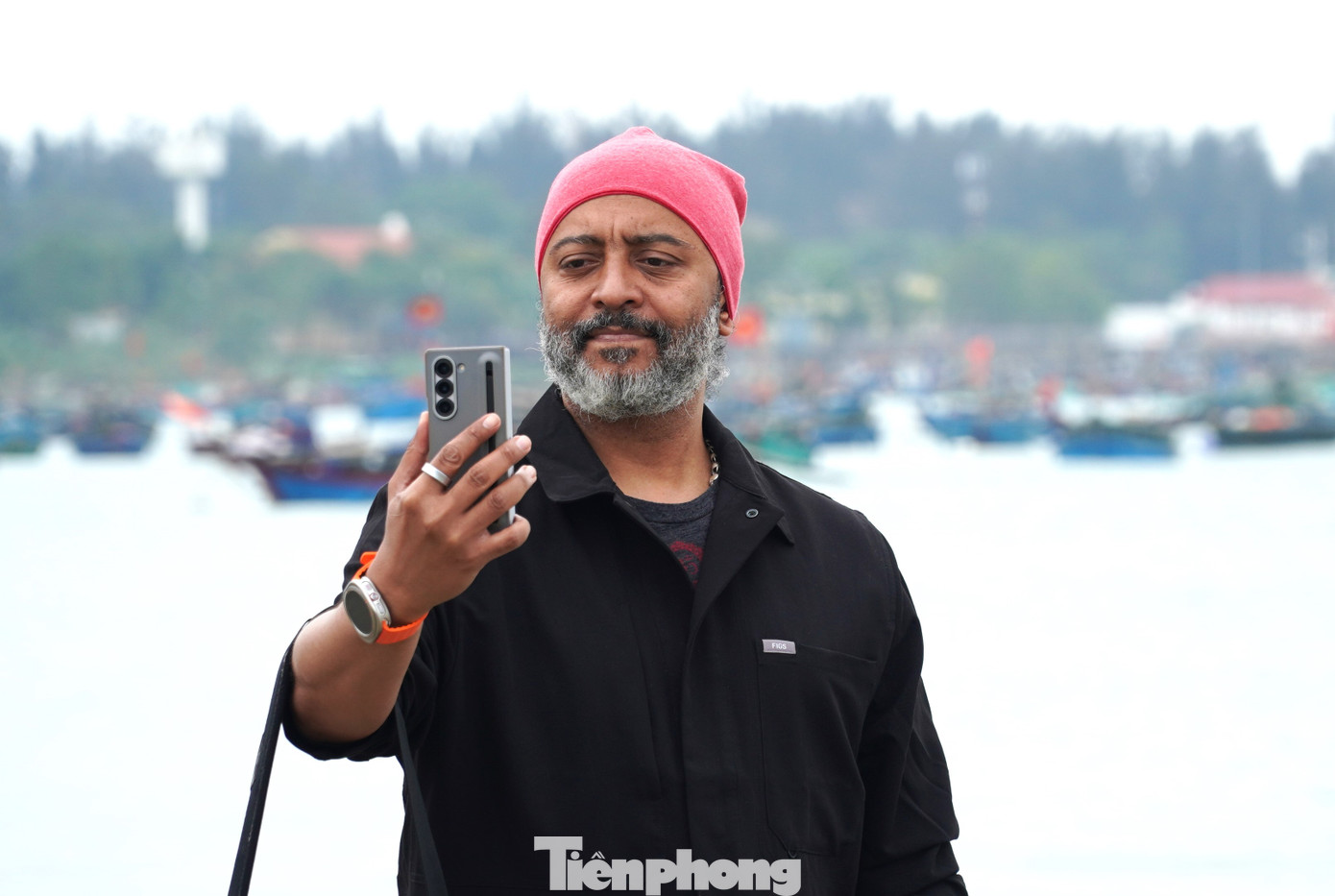 Nam du khách check-in với chiếc thuyền ngoài xa.