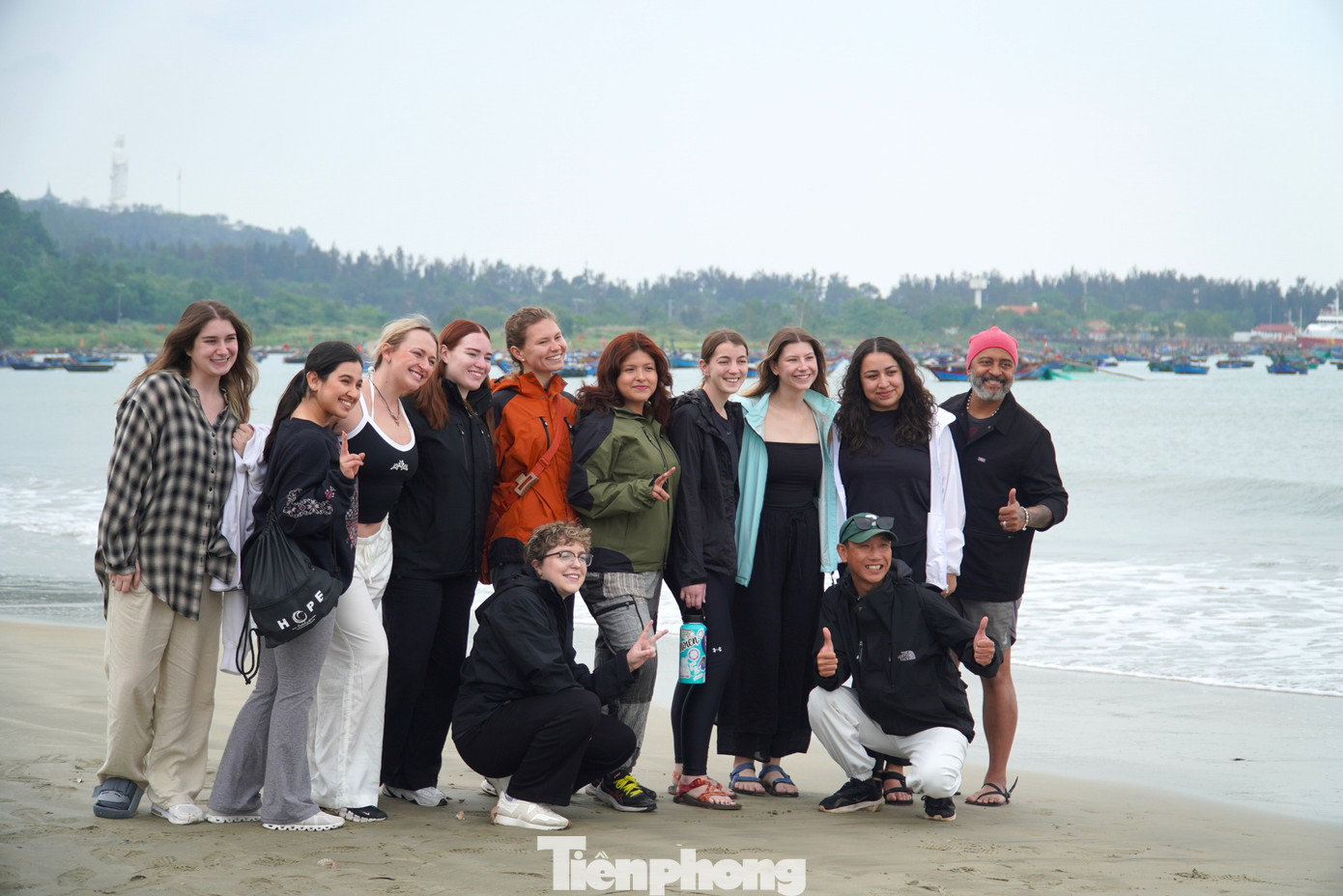 Vùng biển với những con thuyền của ngư dân Đà Nẵng liên tục níu chân những đoàn du khách quốc tế.