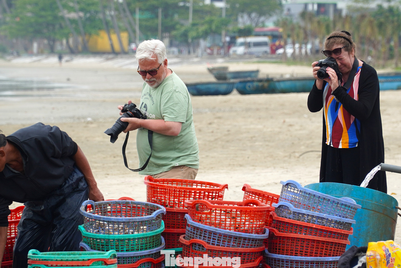 Những nhóm khách Tây cũng rất hứng thú với công việc thu gom, buôn bán hải sản trên biển.