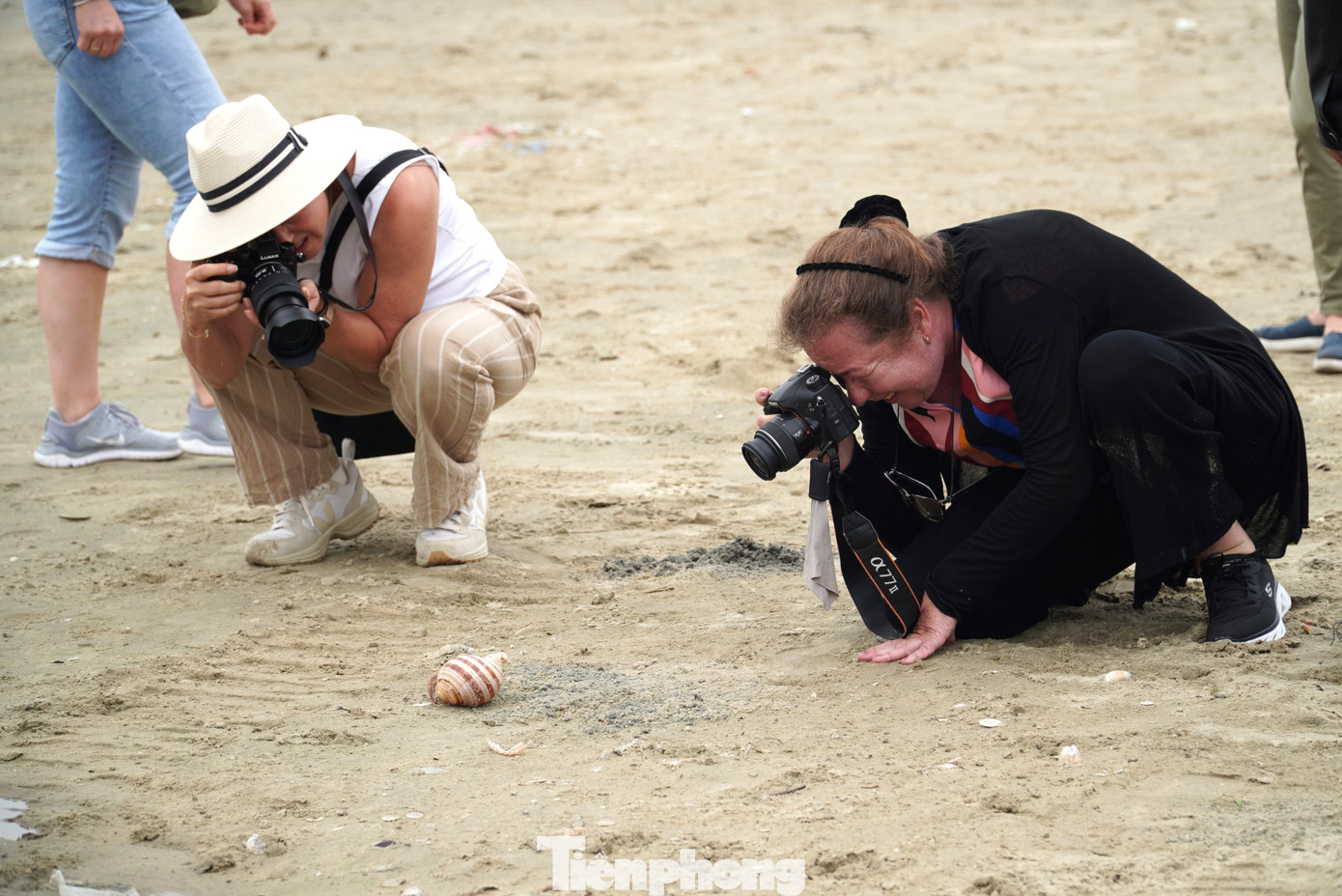 Du khách say mê nhặt và chụp ảnh những con ốc, ghẹ, tôm trên bãi biển Thọ Quang. Nhiều người khi biết nếu đến từ rạng sáng sẽ được đi tham quan chợ cá ven biển đã tỏ ra luyến tiếc. "Chắc chắn khi giới thiệu về Đà Nẵng với bạn bè, tôi sẽ nói họ đến đây", anh Steven chia sẻ.