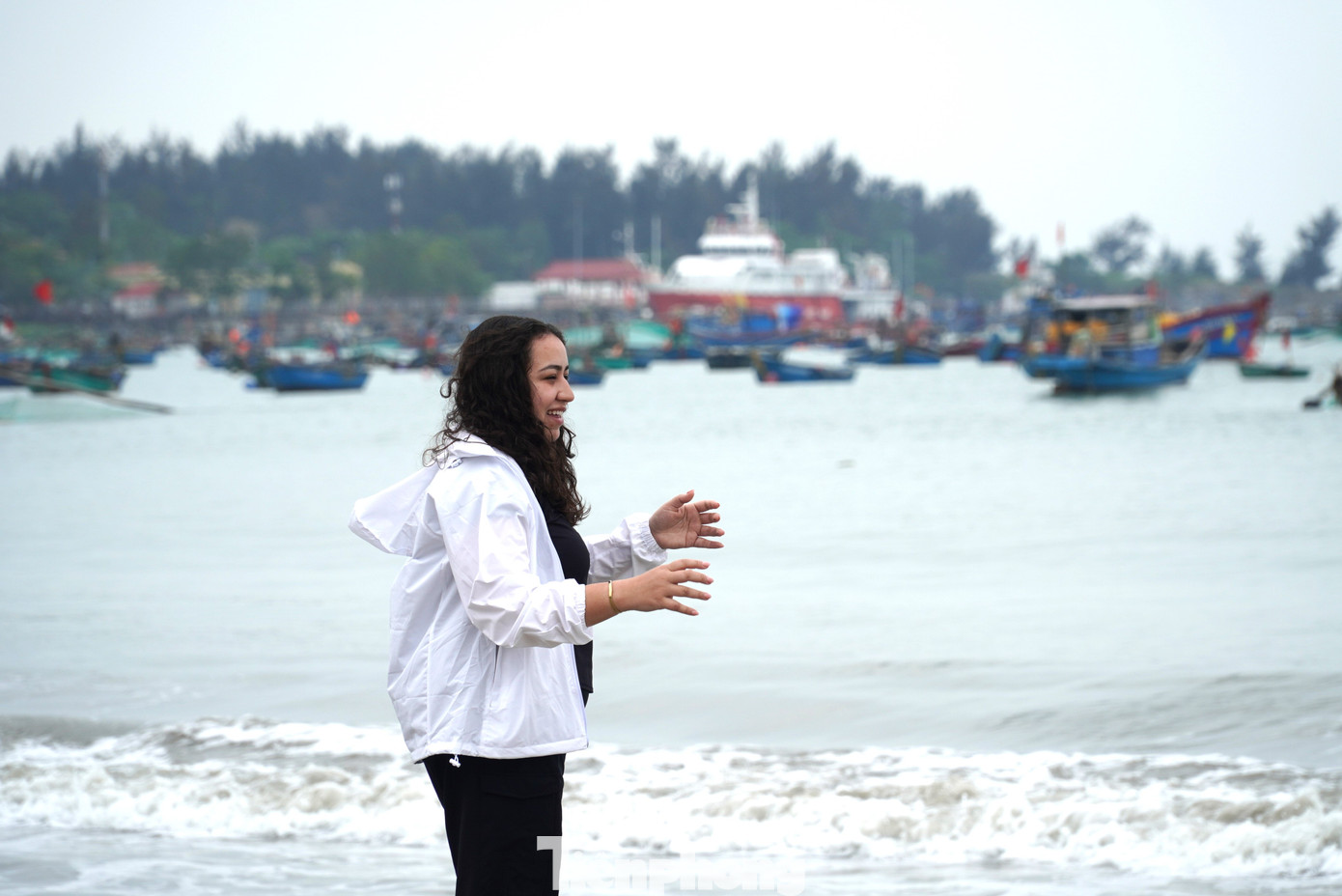 Anh Steven (du khách Đức) chia sẻ rất đam mê khám phá cuộc sống, đặc trưng, văn hóa của từng vùng đất mới, do đó khi đến Đà Nẵng anh Steven chọn tới vùng biển đầu tiên. "Tôi khá bất ngờ vì ngư dân ở đây đánh cá với những chiếc thuyền nhỏ, đơn sơ. Nơi này giúp tôi hình dung được một phần cuộc sống của người dân ven biển", anh nói và chia sẻ thêm, phong cảnh ở đây cũng rất đẹp với biển núi liền kề, những chiếc thuyền xanh nằm im trên mặt nước làm bức tranh miền biển thêm hài hòa, đẹp đẽ.