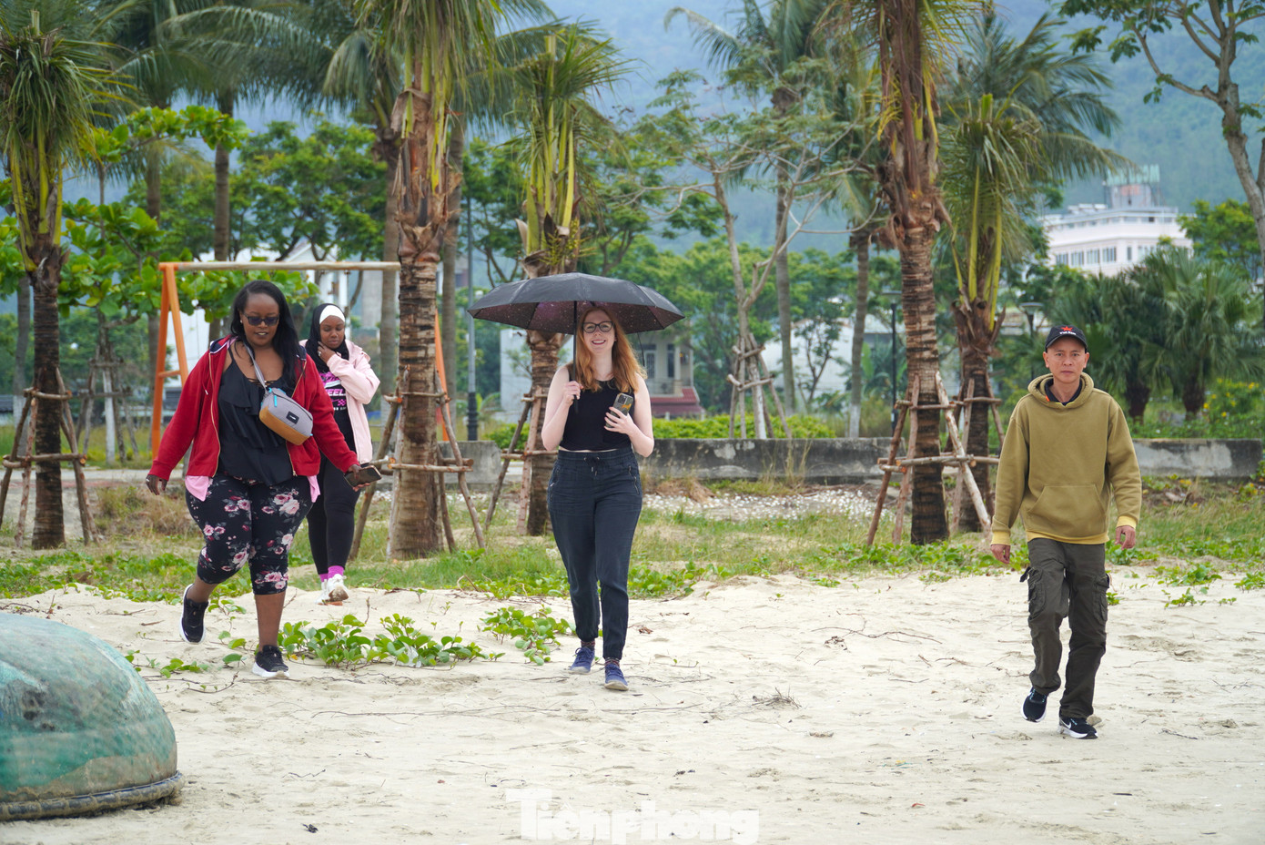 Vùng biển với những con thuyền của ngư dân Đà Nẵng liên tục níu chân những đoàn du khách quốc tế.