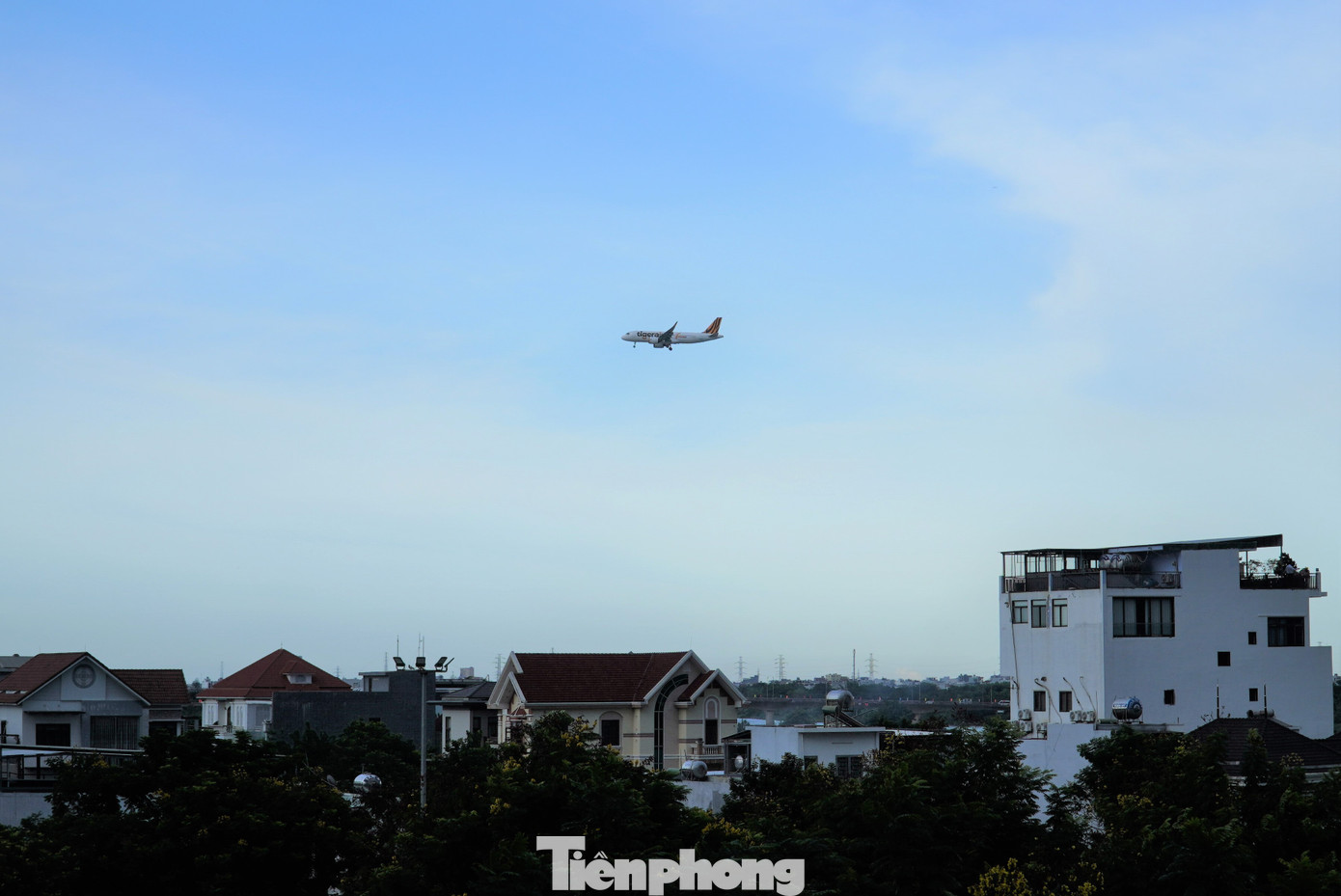 Đà Nẵng có sân bay nằm trong trung tâm thành phố, hàng ngày đón cả trăm chuyến bay. Ảnh: Thanh Hiền.