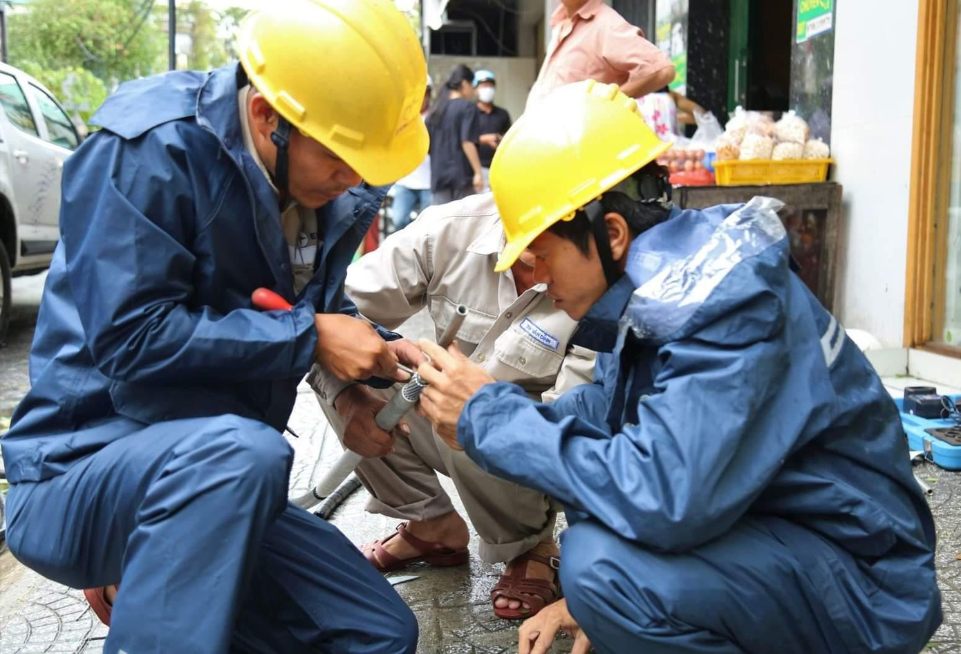 Đơn vị đã huy động hơn 400 công nhân cùng hàng chục phương tiện tiến hành khắc phục hậu quả.