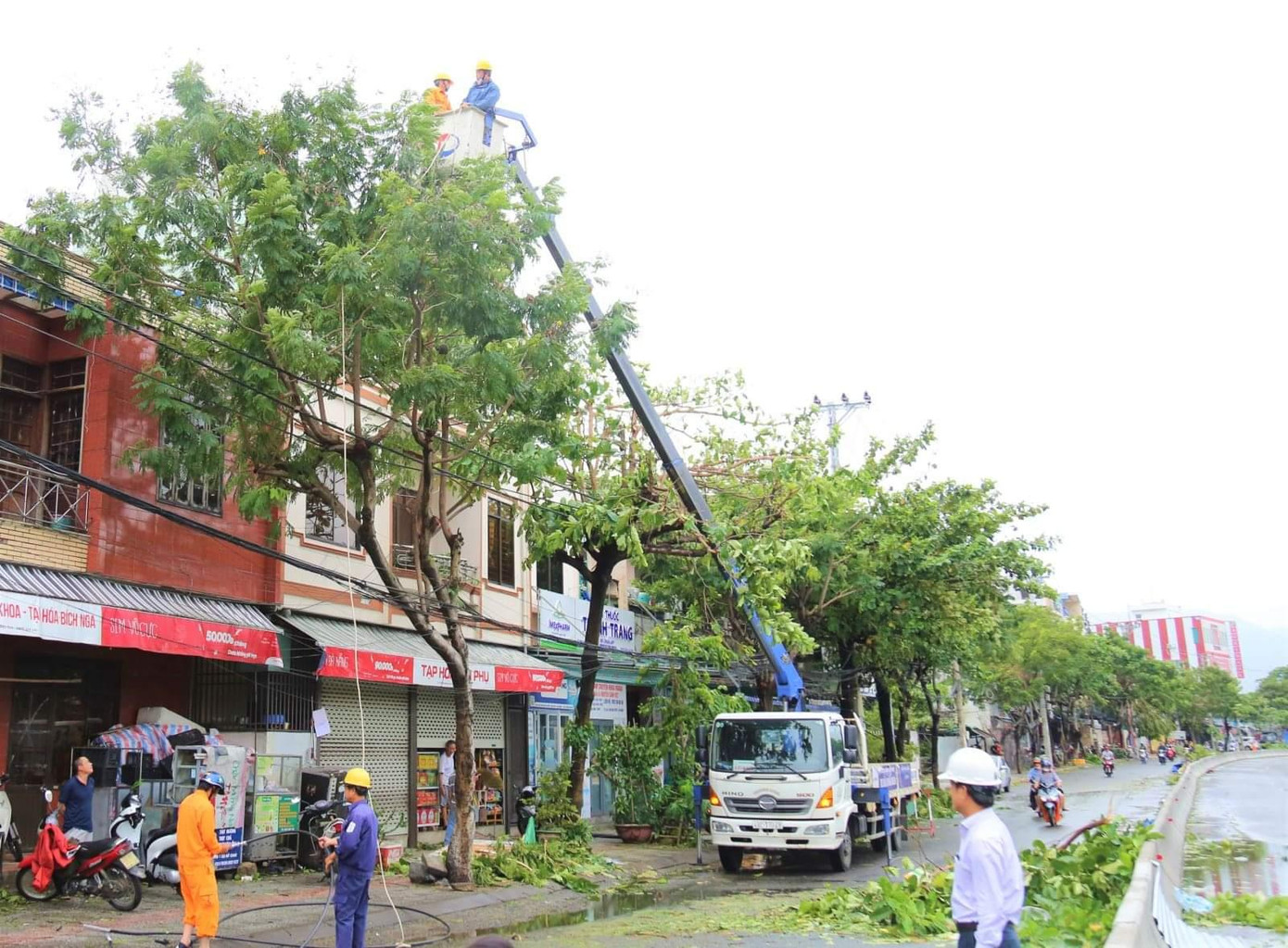 Trao đổi với Tiền Phong, Công ty TNHH MTV Điện lực Đà Nẵng cho hay đã có khoảng 270.000 nhà dân, cơ quan… mất điện do bão.