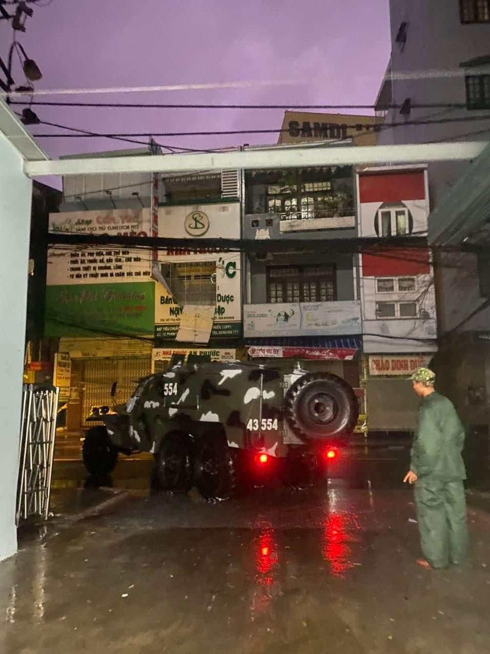 Xe thiết giáp tới tận nhà đưa sản phụ vượt bão đi sinh.