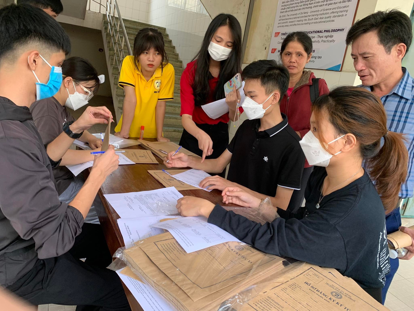 Sinh viên trường ĐH Sư phạm thực hiện các thủ tục đầu năm học. Sinh viên trường ĐH Sư phạm thực hiện các thủ tục đầu năm học.