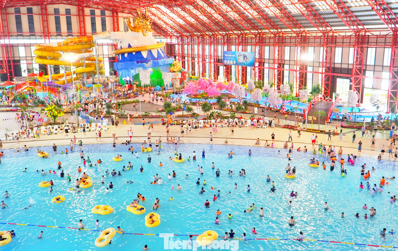 Tại khu nghỉ dưỡng và vui chơi Mikazuki (quận Liên Chiểu), hai ngày đầu nghỉ lễ đã đón hơn 5.000 lượt khách. Công suất đặt phòng hơn 90%. Trong ảnh: Công viên nước đông đúc người dân tới tắm mát, vui chơi.