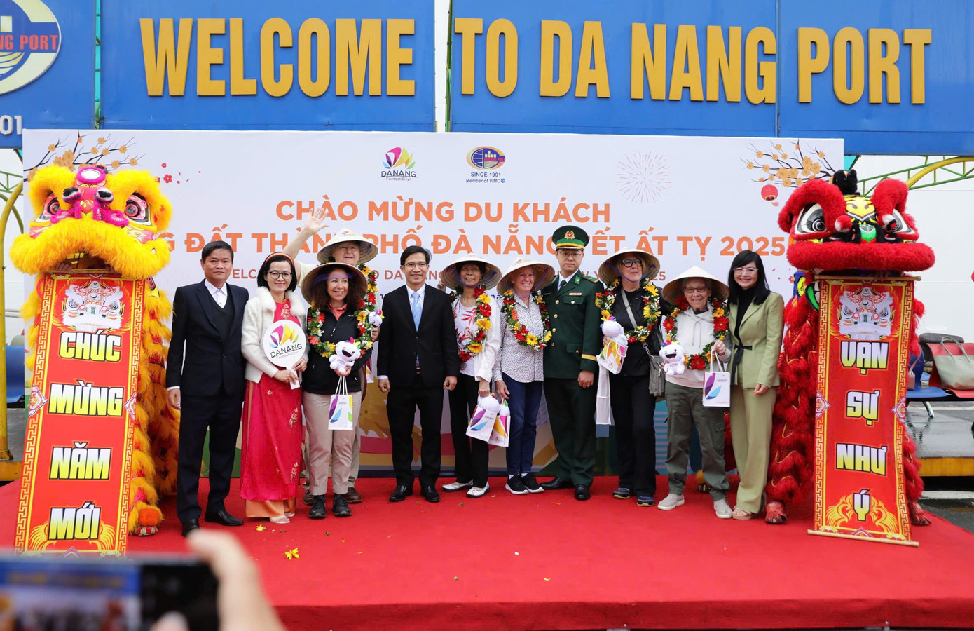 Đoàn khách tàu biển đến xông đất Đà Nẵng ngày mùng 1 Tết. Đoàn khách tàu biển đến xông đất Đà Nẵng ngày mùng 1 Tết.