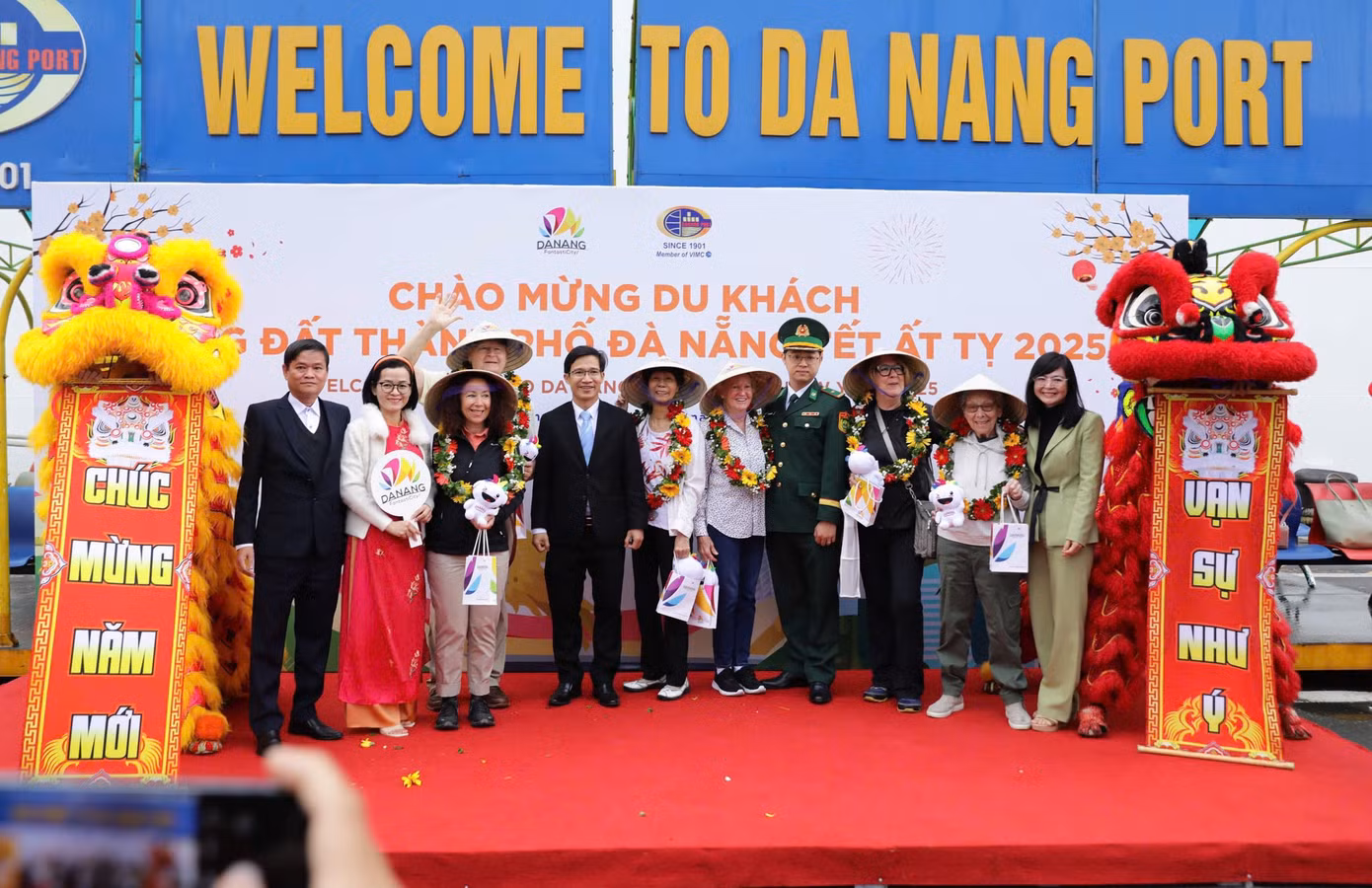 Đoàn khách tàu biển đến xông đất Đà Nẵng ngày mùng 1 Tết.