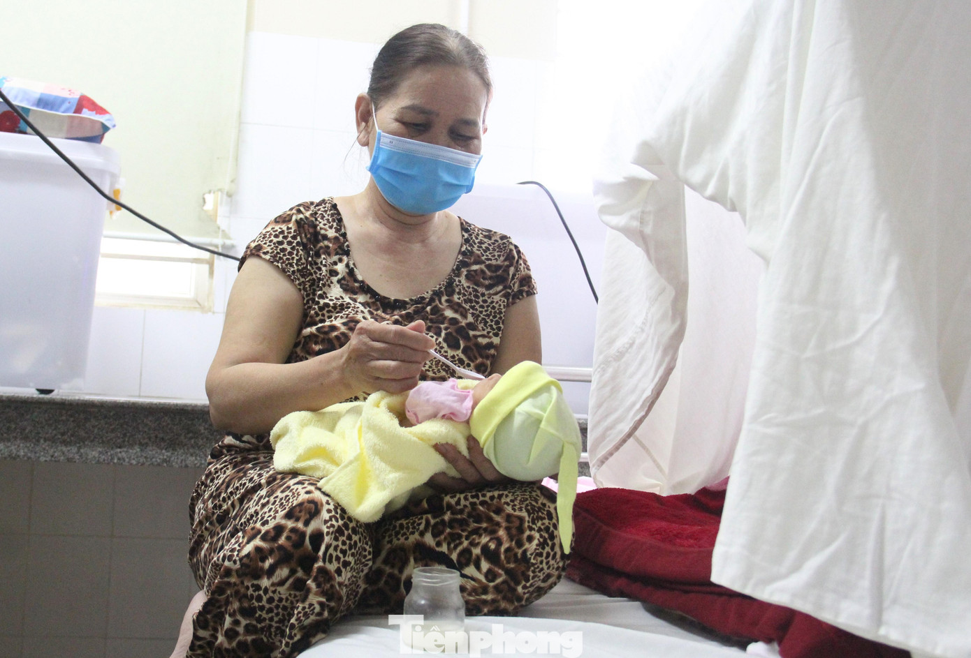 Một em bé sơ sinh tại Bệnh viện Phụ sản - Nhi Đà Nẵng ăn những bữa đầu đời từ sữa trong Ngân hàng. Với những gia đình khó khăn, Ngân hàng sẽ tặng sữa miễn phí, các trường hợp còn lại sẽ thu phí để phục vụ việc xét nghiệm, trang bị máy móc thiết bị, chi phí vận hành... Một em bé sơ sinh tại Bệnh viện Phụ sản - Nhi Đà Nẵng ăn những bữa đầu đời từ sữa trong Ngân hàng. Với những gia đình khó khăn, Ngân hàng sẽ tặng sữa miễn phí, các trường hợp còn lại sẽ thu phí để phục vụ việc xét nghiệm, trang bị máy móc thiết bị, chi phí vận hành...