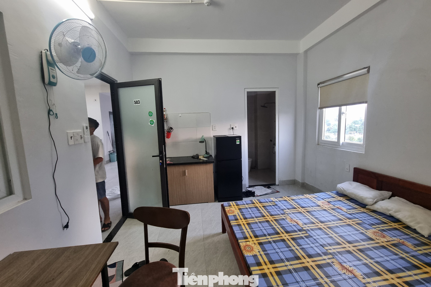 Phòng đầy đủ nội thất, chỉ cần xách vali tới ở hút sinh viên. Ảnh: Thanh Hiền Phòng đầy đủ nội thất, chỉ cần xách vali tới ở hút sinh viên. Ảnh: Thanh Hiền