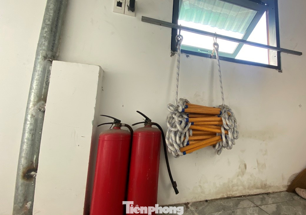 Những phòng trọ cao tầng trang bị bình chữa cháy, thang thoát hiểm đảm bảo an toàn cho người ở. Ảnh: Thanh Hiền Những phòng trọ cao tầng trang bị bình chữa cháy, thang thoát hiểm đảm bảo an toàn cho người ở. Ảnh: Thanh Hiền
