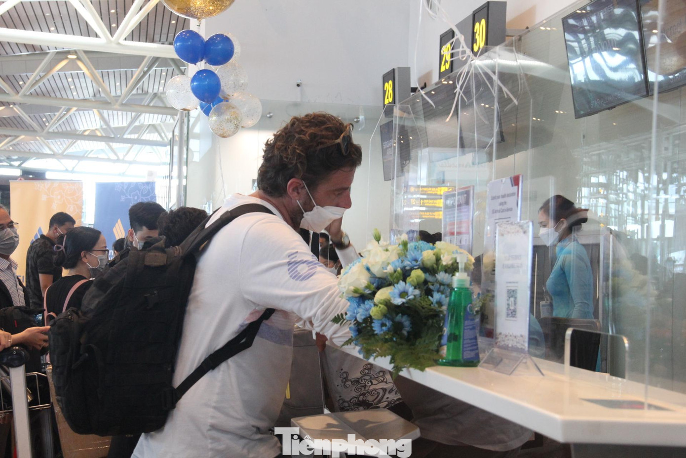 Du khách nước ngoài làm thủ tục tại Ga đi - Nhà Ga hành khách quốc tế.