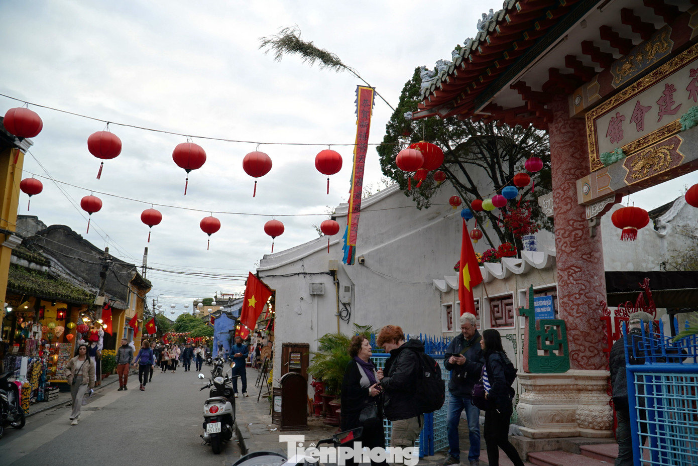 Cây nêu trước một ngôi nhà cổ trên phố đi bộ.