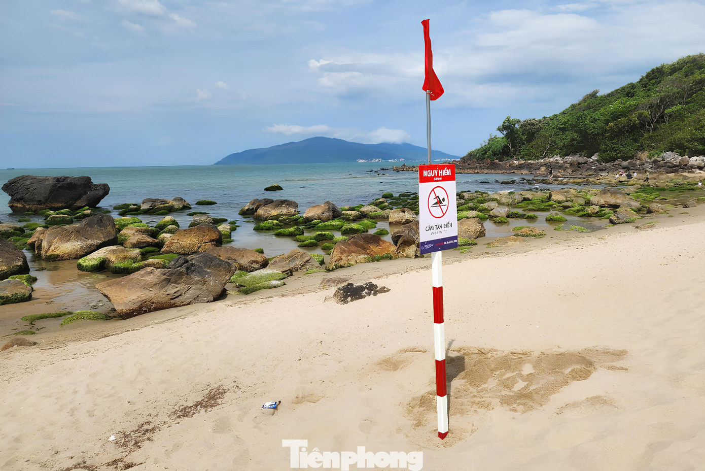 Nhiều biển cấm tắm được cắm sau vụ đuối nước khiến hai học sinh tử vong. Nhiều biển cấm tắm được cắm sau vụ đuối nước khiến hai học sinh tử vong.