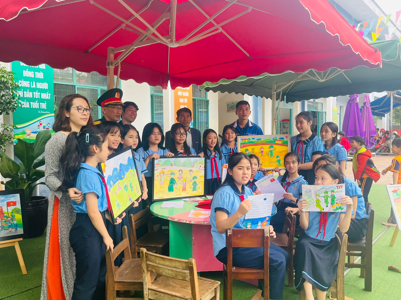 Đây là hoạt động giáo dục lòng yêu nước, biết ơn cho các em học sinh.