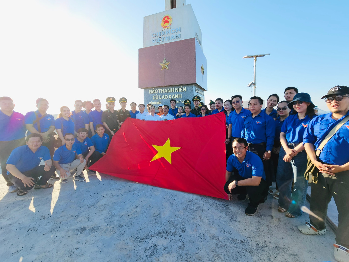 Những lá cờ Tổ quốc trao tặng cho đảo Thanh niên.