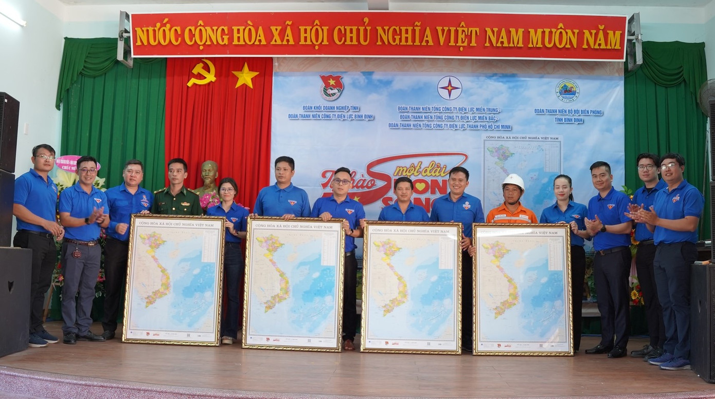 Đoàn thanh niên trao tặng bản đồ cho bộ đội biên phòng và xã đảo.