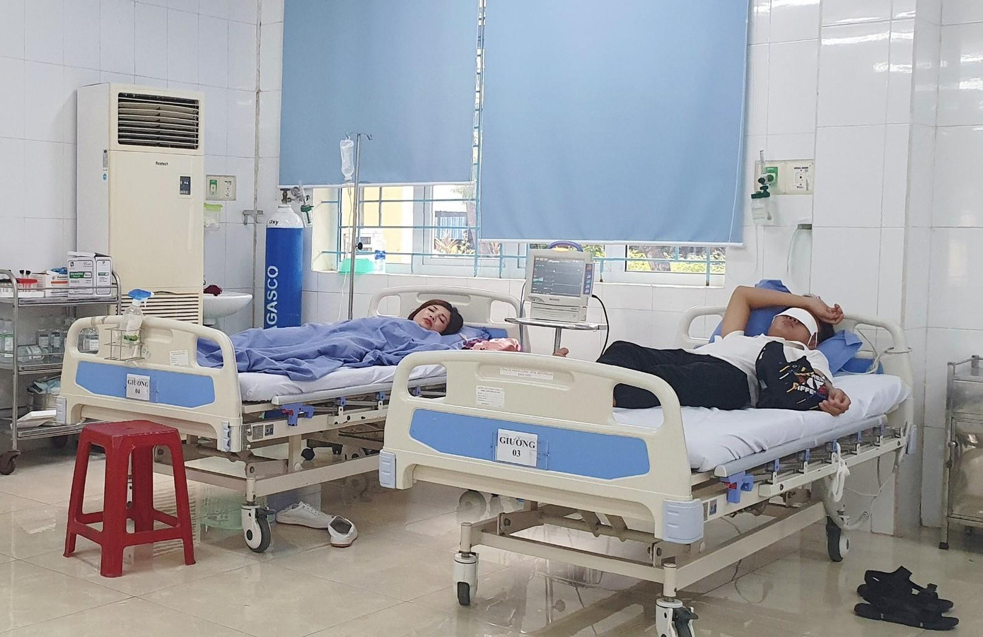 34 du khách nhập viện vì ngộ độc thực phẩm.