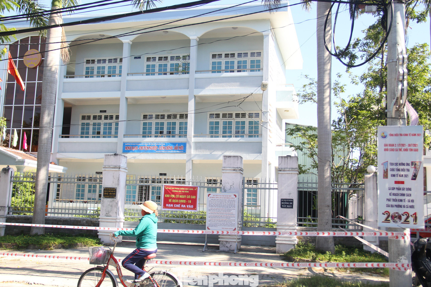 Chi Cục Thuế nằm ngay bên kia đường, đối diện chợ đã bị phong tỏa. Ngành y tế phải lấy mẫu truy tìm COVID-19 toàn bộ tiểu thương vì lo sợ nhiều nguy cơ lây nhiễm từ Chi cục Thuế. Chi Cục Thuế nằm ngay bên kia đường, đối diện chợ đã bị phong tỏa. Ngành y tế phải lấy mẫu truy tìm COVID-19 toàn bộ tiểu thương vì lo sợ nhiều nguy cơ lây nhiễm từ Chi cục Thuế.