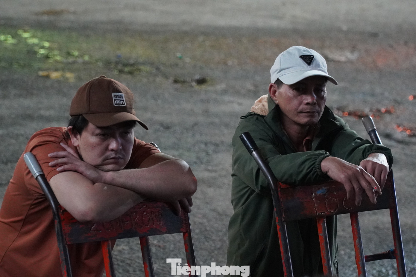 Đôi mắt ai cũng trũng sâu, lờ đờ vì thức ngủ. Chỉ Tết, họ mới được ngủ ngon lành từ đêm đến sáng. "Chúng tôi cũng muốn tối đến bày cho con học bài, đưa cả nhà ra phố chơi, nhưng công việc mình vậy đành chịu. Hơn 20 năm gắn bó với chợ đầu mối là chừng ấy năm tôi trắng đêm, vắng nhà", anh Ngô Văn Vũ chia sẻ.