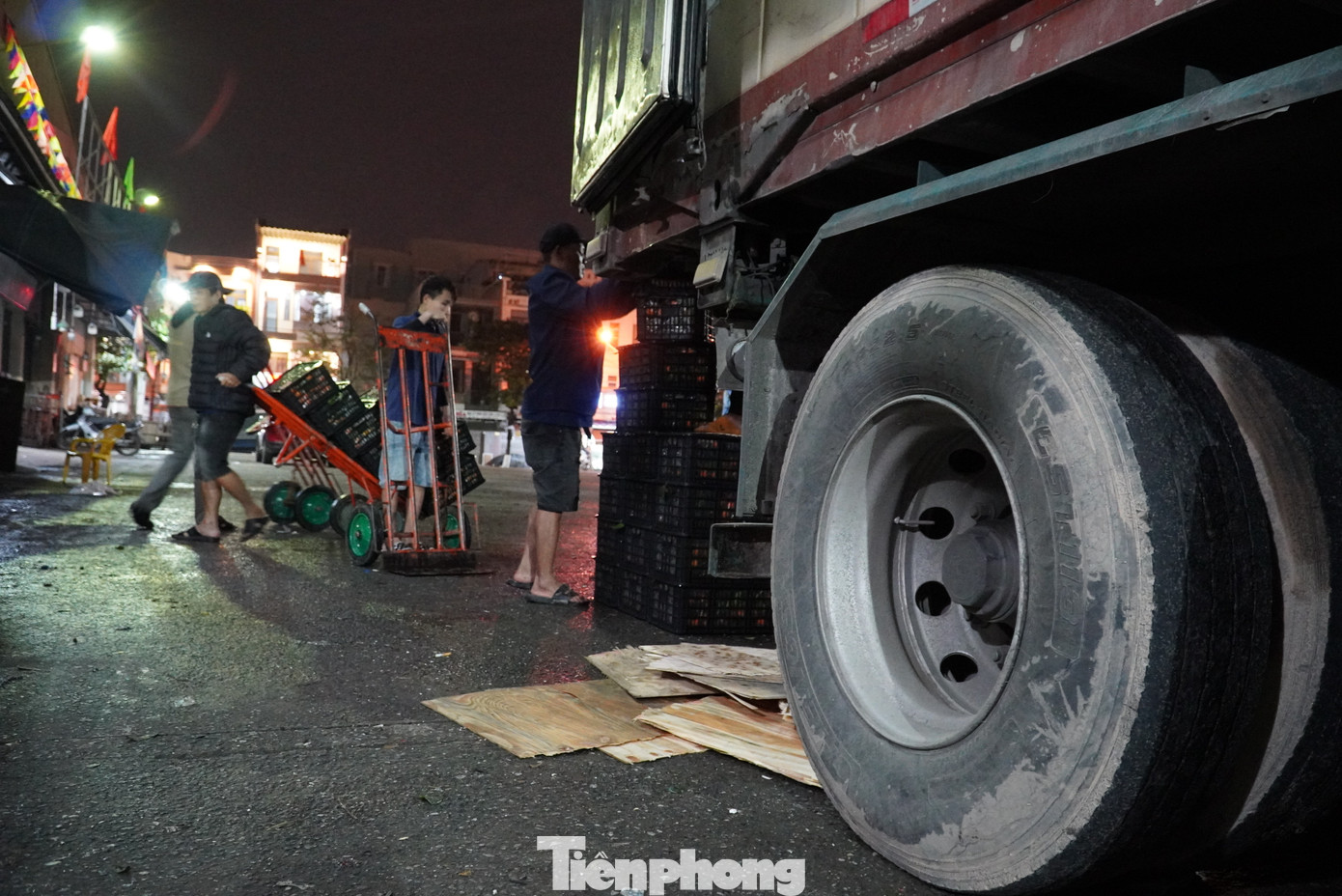 Đảm bảo hàng hóa tới tận quầy của tiểu thương, đội cửu vạn phải làm việc xuyên đêm. Ngày thường, họ làm đến 2, 3h sáng, nhưng nay phải làm đến gần 6h. Có hôm hàng về nhiều phải nghỉ muộn hơn.