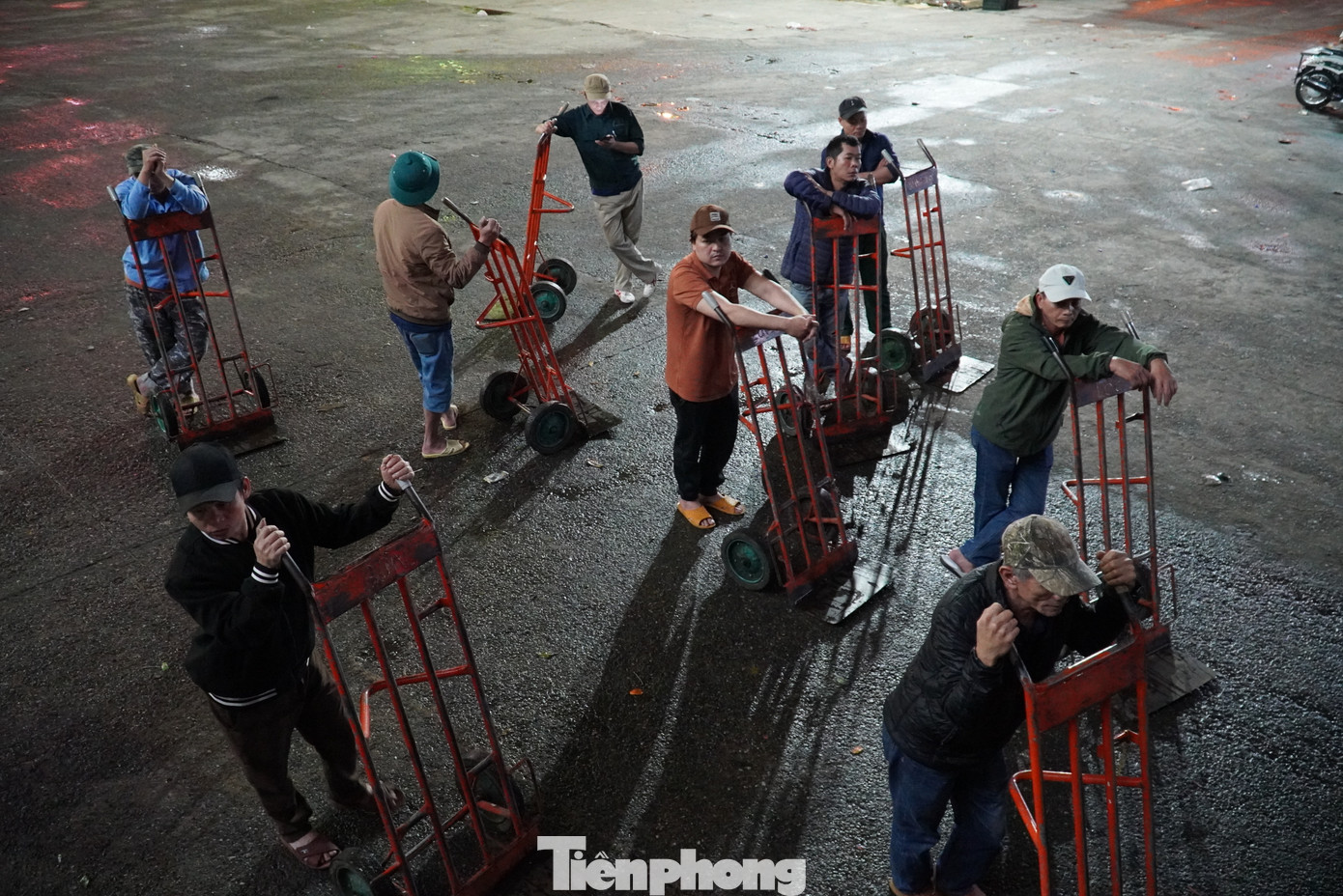 Một đêm kéo mấy tấn hàng khắp chợ, tay chân rệu rã. Khoảng thời gian ngắn ngủi khi đợi bốc hàng, họ tranh thủ nghỉ ngơi. "Nhiều bữa làm xong trời sáng quắc rồi, người nhũn ra không ăn nổi, chỉ chạy về nhà thật nhanh ngủ một giấc tới chiều rồi tối lại vào guồng", ông Hậu (50 tuổi) kể.