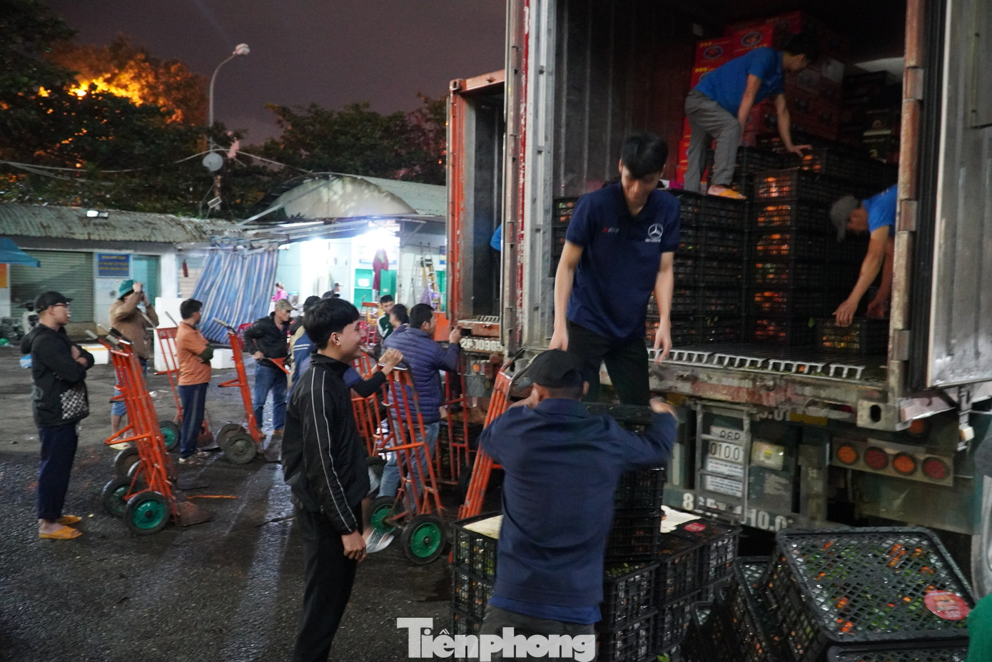Đội bốc xếp, vận chuyển túc trực, sẵn sàng bắt tay vào việc chuyển cả trăm tấn hàng đi đến các ki-ốt trong chợ và hàng quán xung quanh. Anh Ngô Văn Vũ (quận Cẩm Lệ) cho hay sau rằm tháng Chạp, xe container chở hàng về bắt đầu nhiều lên, mỗi đêm trên dưới 20 xe.