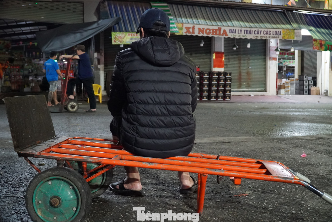 Một đêm kéo mấy tấn hàng khắp chợ, tay chân rệu rã. Khoảng thời gian ngắn ngủi khi đợi bốc hàng, họ tranh thủ nghỉ ngơi. "Nhiều bữa làm xong trời sáng quắc rồi, người nhũn ra không ăn nổi, chỉ chạy về nhà thật nhanh ngủ một giấc tới chiều rồi tối lại vào guồng", ông Hậu (50 tuổi) kể.