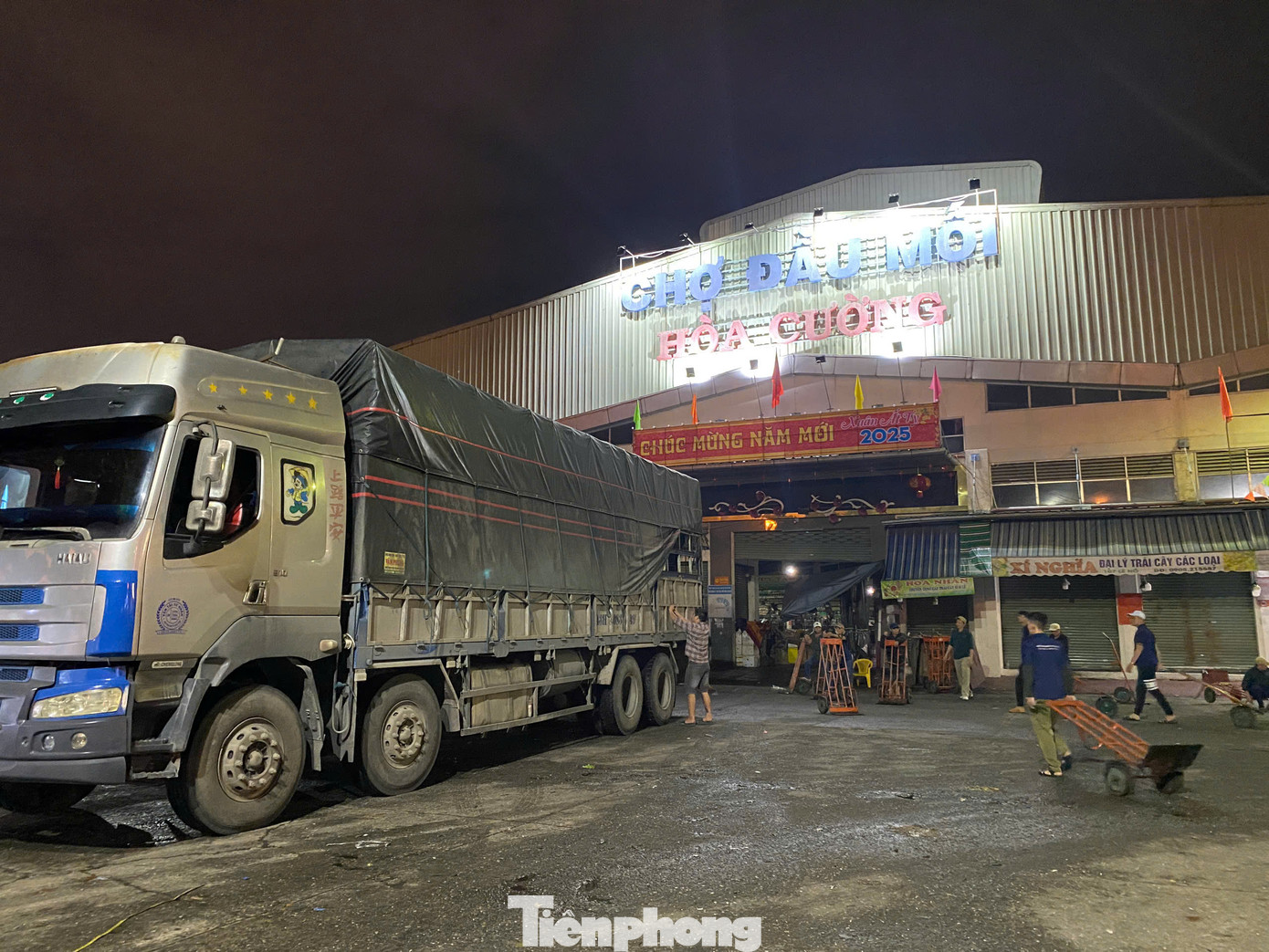 Từ 19h trở đi, những chiếc container chở trái cây bắt đầu vào chợ nhả hàng. Đây là chợ đầu mối nông sản lớn nhất miền Trung, chuyên cung cấp sỉ và lẻ các mặt hàng rau, củ, quả...Trái cây thời điểm gần Tết đa dạng, nhưng chiếm phần lớn là là các loại cam, quýt, xoài, táo, bưởi, thanh long... Ảnh: Thanh Hiền.