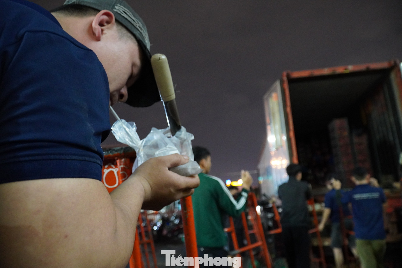 Làm công việc thâu đêm, nước tăng lực và cà phê là thức uống không thể thiếu của những người lao động chân tay. Trần Ngọc Hải (quê Bình Định) kể mỗi đêm kéo khoảng 200 thùng hàng đi giao khắp chợ, gần Tết tăng gấp rưỡi, gấp đôi. Để trụ được trong mùa mưa lạnh, Hải tranh thủ ngủ ban ngày, ăn nhiều để không bị ốm. Hải cũng như các đồng nghiệp rất ngán những ngày mưa vì ướt át dễ ốm, sân lại trơn trượt.