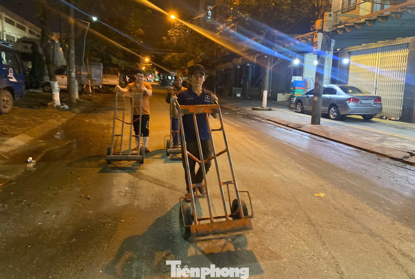 Phố phường đã chìm vào giấc ngủ, chỉ còn đội bốc vác thức trắng và làm việc xuyên đêm.
