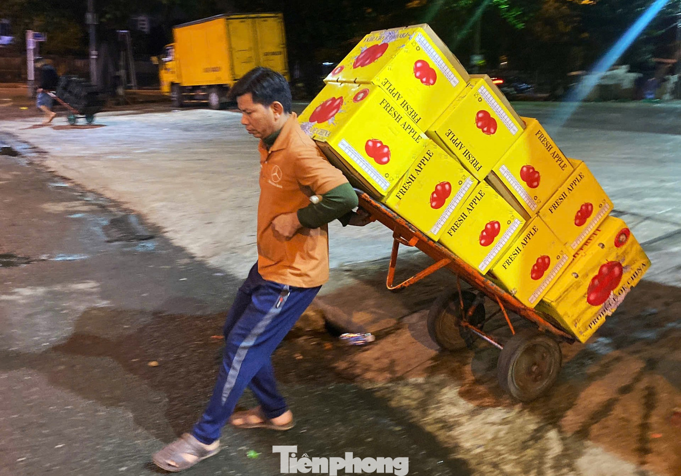 Đảm bảo hàng hóa tới tận quầy của tiểu thương, đội cửu vạn phải làm việc xuyên đêm. Ngày thường, họ làm đến 2, 3h sáng, nhưng nay phải làm đến gần 6h. Có hôm hàng về nhiều phải nghỉ muộn hơn.