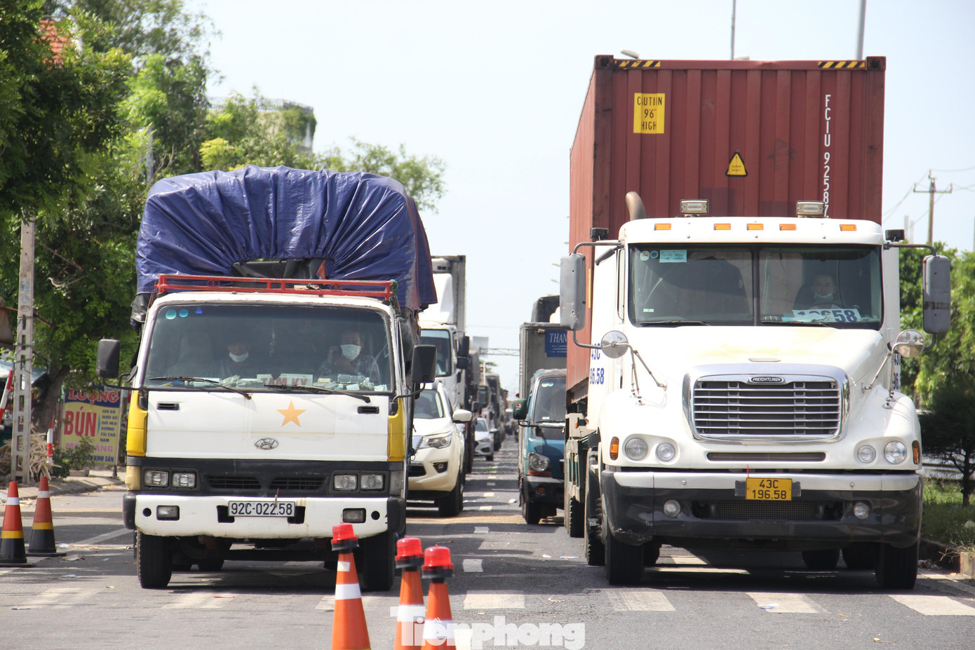 Xe nối thành hàng dài trước chốt kiểm soát. Ảnh: Thanh Trần. Xe nối thành hàng dài trước chốt kiểm soát. Ảnh: Thanh Trần.