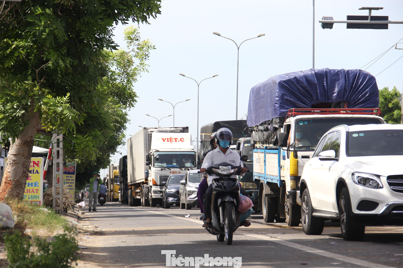 Ghi nhận của Tiền Phong, từ sáng sớm nay (22/6), tình trạng ùn ứ đã bắt đầu xảy ra. Hàng loạt xe tải, xe khách đổ về chốt nối thành hàng dài. Càng về trưa khu vực này càng ùn tắc. Ảnh: Thanh Trần. Ghi nhận của Tiền Phong, từ sáng sớm nay (22/6), tình trạng ùn ứ đã bắt đầu xảy ra. Hàng loạt xe tải, xe khách đổ về chốt nối thành hàng dài. Càng về trưa khu vực này càng ùn tắc. Ảnh: Thanh Trần.