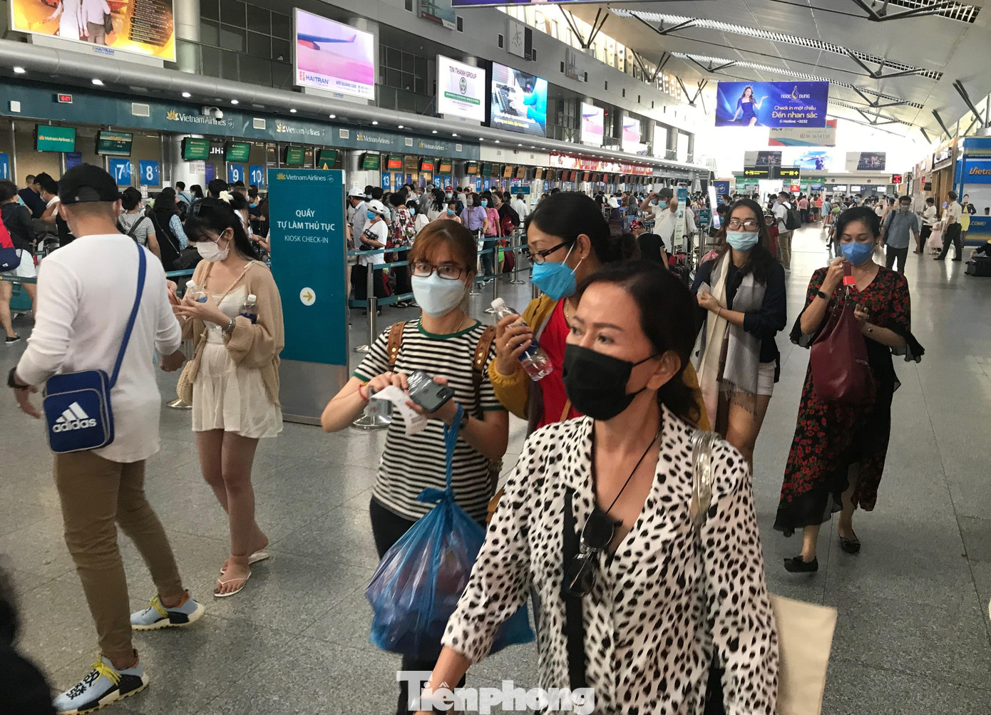 Hành khách mang khẩu trang phòng chống dịch khi tới sân bay Đà Nẵng.