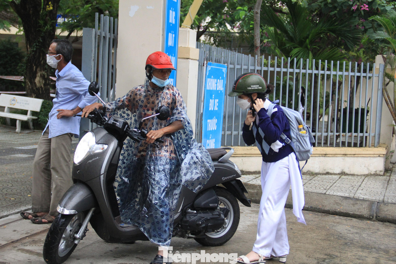 Các trường đều không cho phụ huynh và những người không có trách nhiệm vào trong.