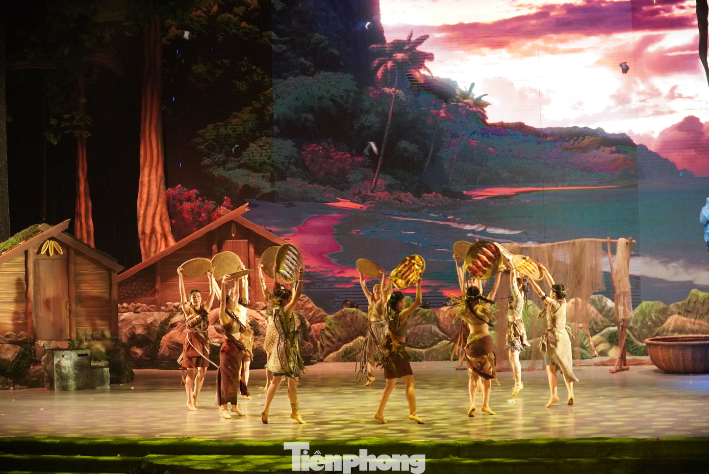 Giông bão qua đi, ngôi làng ven biển hiện lên trong không khí rộn ràng vui tươi hệt ngày hội dưới sự kết hợp hài hòa của âm nhạc và vũ điệu.