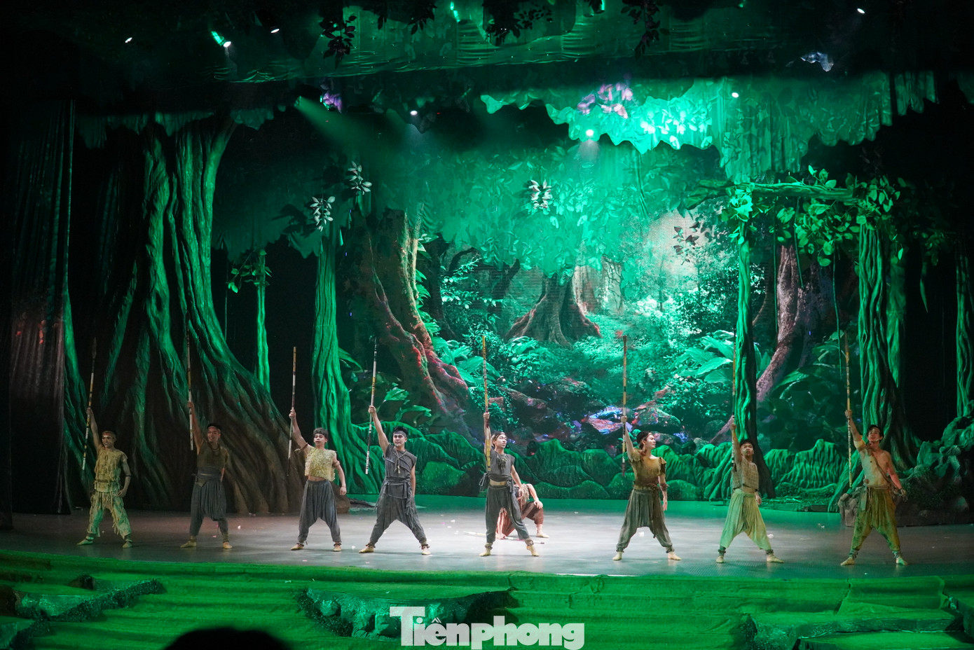 Giông bão qua đi, ngôi làng ven biển hiện lên trong không khí rộn ràng vui tươi hệt ngày hội dưới sự kết hợp hài hòa của âm nhạc và vũ điệu.