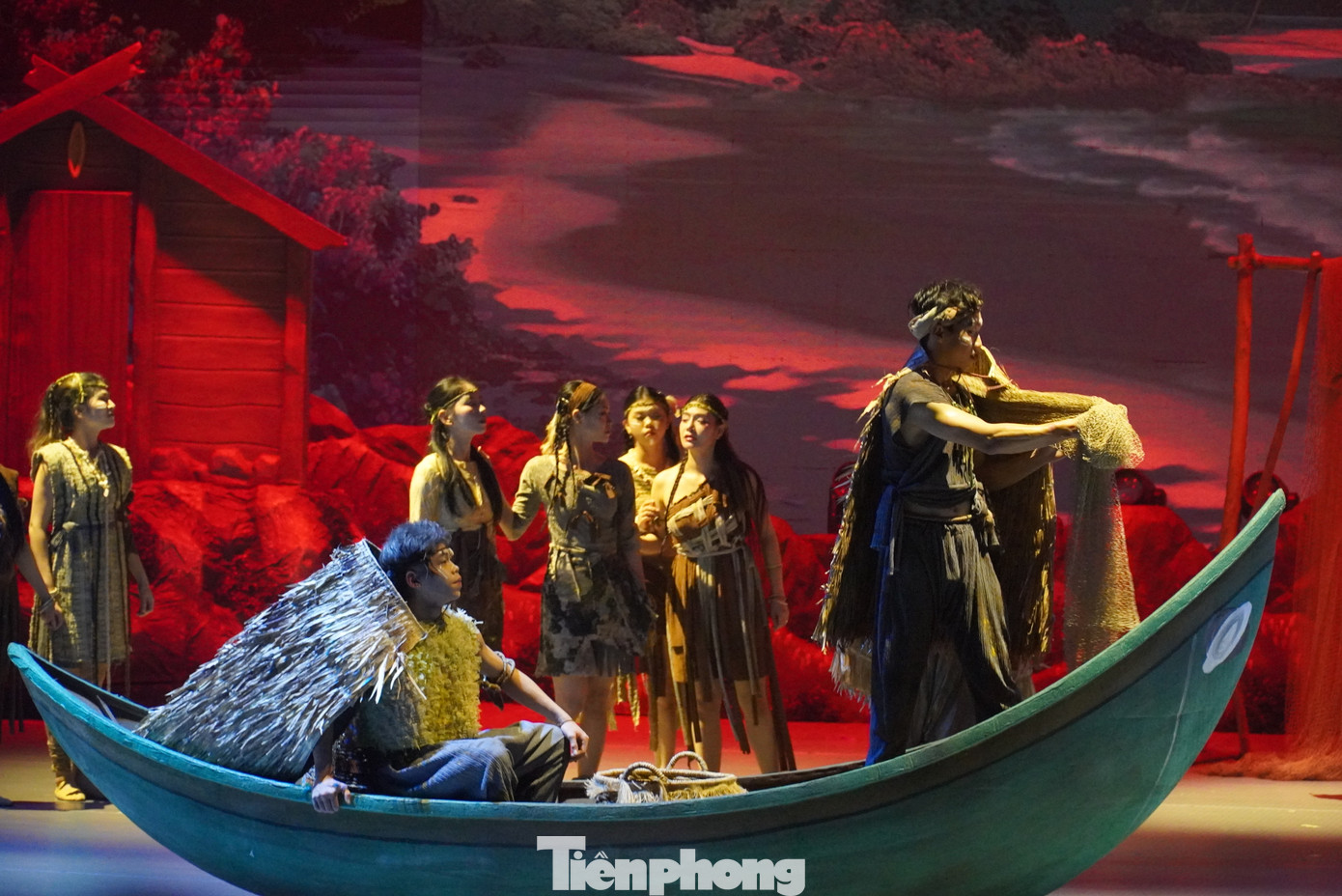 Người xem cuốn theo câu chuyện cuộc sống làng chài với những ngư dân quanh năm đánh bắt, đương đầu với sóng gió.