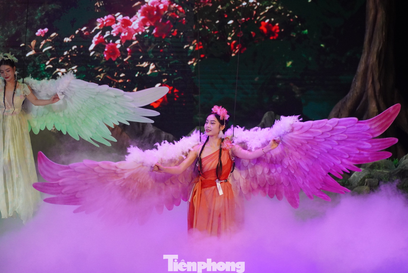 Giông bão qua đi, ngôi làng ven biển hiện lên trong không khí rộn ràng vui tươi hệt ngày hội dưới sự kết hợp hài hòa của âm nhạc và vũ điệu.