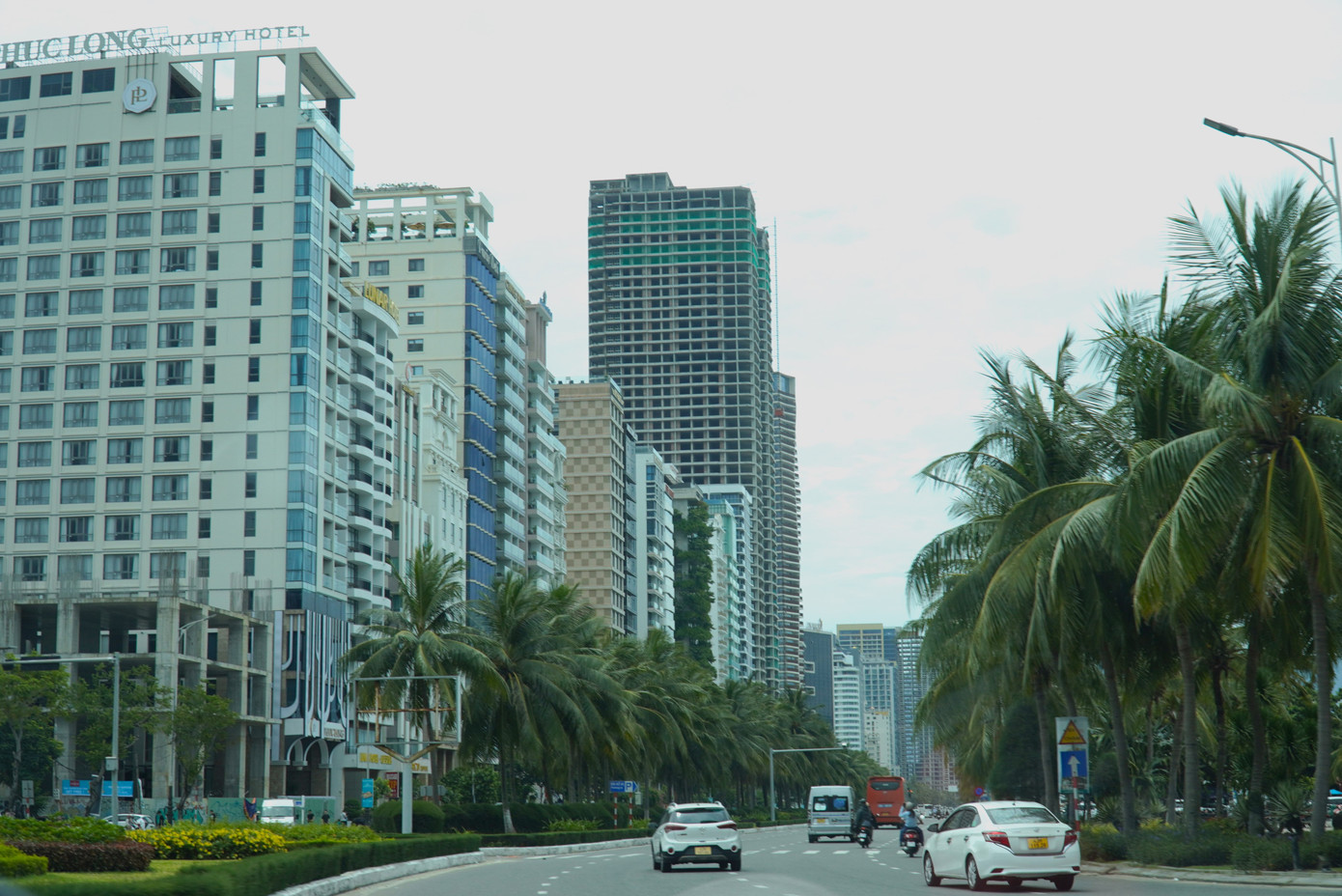 Khách sạn ven biển, ven sông Hàn đã bán hết phòng đêm chung kết pháo hoa quốc tế Đà Nẵng từ rất sớm. Ảnh: Thanh Hiền