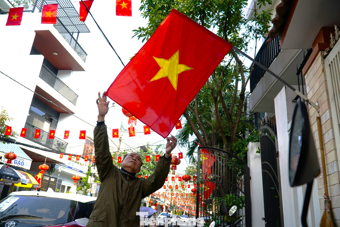 Đường dài khoảng 300m, trước mỗi nhà đều có cờ đỏ sao. “Năm nay bà con thống nhất chọn màu đỏ để trang trí đường xóm cho tươi mới, nổi bật và tượng trưng cho sự may mắn. Bước chân ra đường thấy rực sắc Tết, ai cũng phấn khởi, rạo rực”, ông Phạm Văn Xuân (đường Phan Văn Minh, quận Hải Châu, TP Đà Nẵng) chia sẻ.