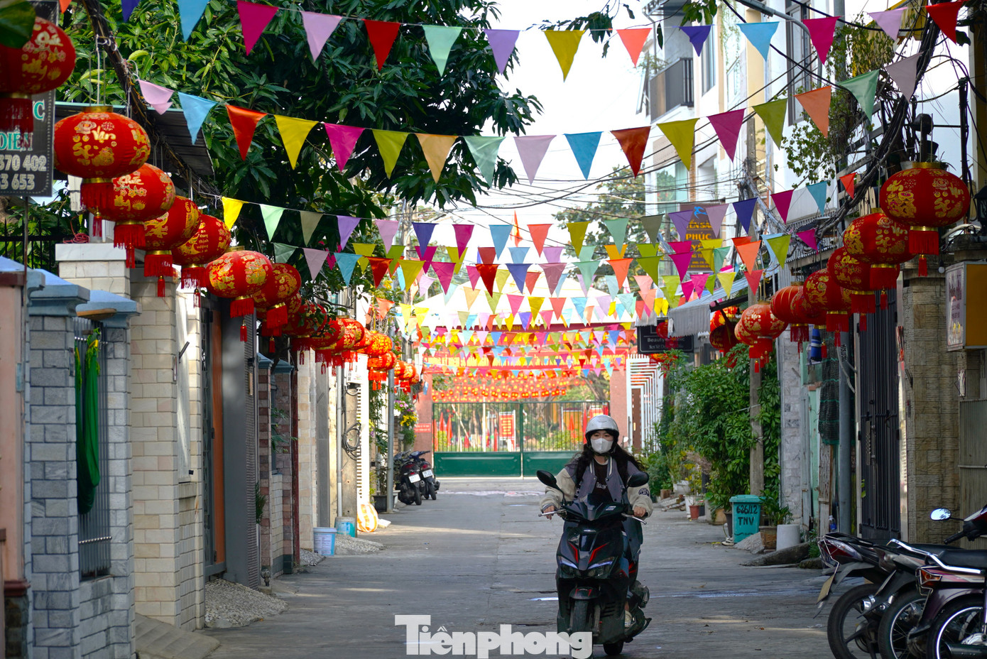 Bà con tại nhiều kiệt hẻm trên đường Trưng Nữ Vương cho hay, năm nào gần Tết, cả xóm cùng góp tiền, mua vật liệu, đồ trang trí về làm đẹp cho những con đường nhỏ.